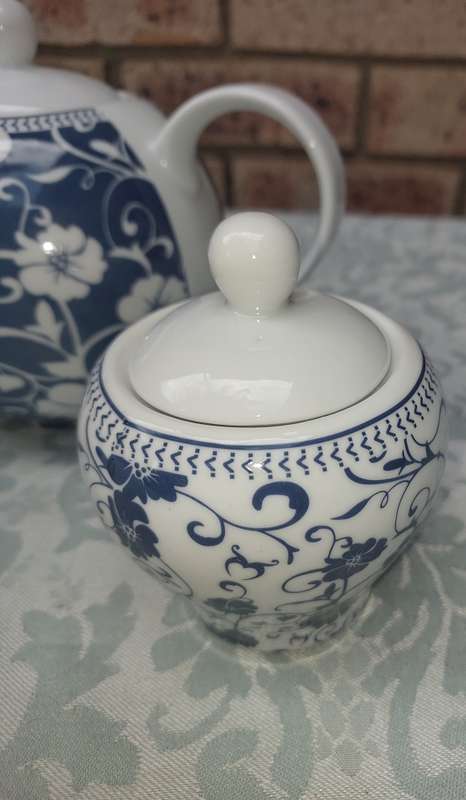 A PORCELAIN COFFEE JUG OR TEASET SOLD AS IS