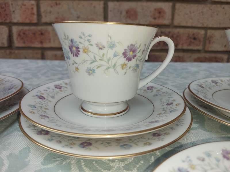 A VINTAGE CONTMPORARY FINE CHINA NORATAKE SRI LANKA LONGWOOD 2485 TEASET