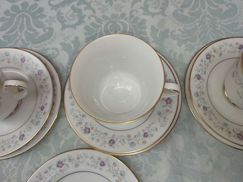 A VINTAGE CONTMPORARY FINE CHINA NORATAKE SRI LANKA LONGWOOD 2485 TEASET