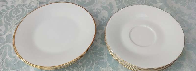A SET OF 6 RC JAPAN PORCELAIN SIDE PLATES WITH GOLD TRIM SOLD AS IS