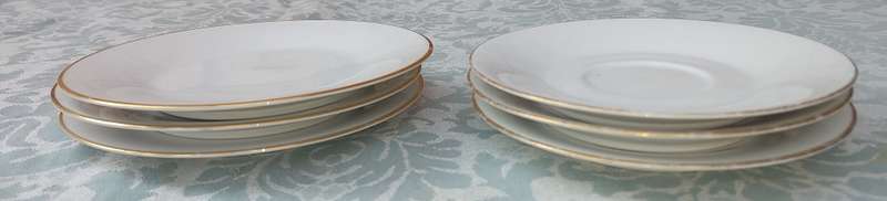 A SET OF 6 RC JAPAN PORCELAIN SIDE PLATES WITH GOLD TRIM SOLD AS IS