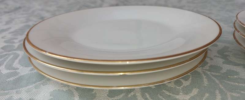 A SET OF 6 RC JAPAN PORCELAIN SIDE PLATES WITH GOLD TRIM SOLD AS IS