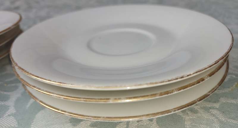 A SET OF 6 RC JAPAN PORCELAIN SIDE PLATES WITH GOLD TRIM SOLD AS IS