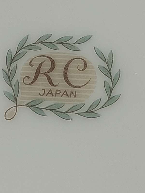 A SET OF 6 RC JAPAN PORCELAIN SIDE PLATES WITH GOLD TRIM SOLD AS IS