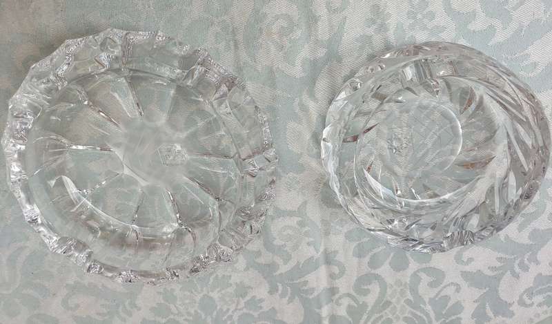 A PAIR OF GLASS ASH TRAYS SOLD AS IS