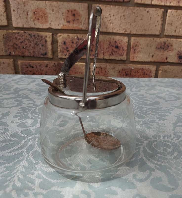 A VINTAGE MACHENICAL SUGAR BOWL WITH A LADEL SOLD AS IS