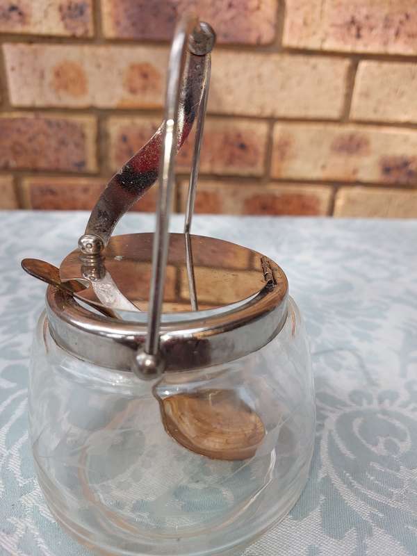 A VINTAGE MACHENICAL SUGAR BOWL WITH A LADEL SOLD AS IS