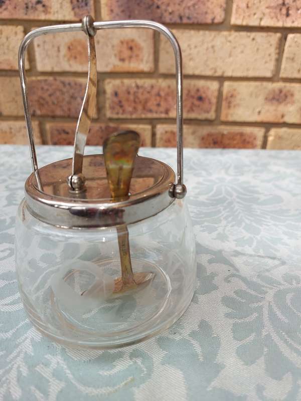 A VINTAGE MACHENICAL SUGAR BOWL WITH A LADEL SOLD AS IS