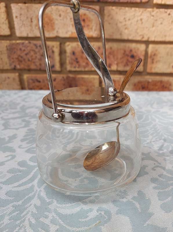 A VINTAGE MACHENICAL SUGAR BOWL WITH A LADEL SOLD AS IS