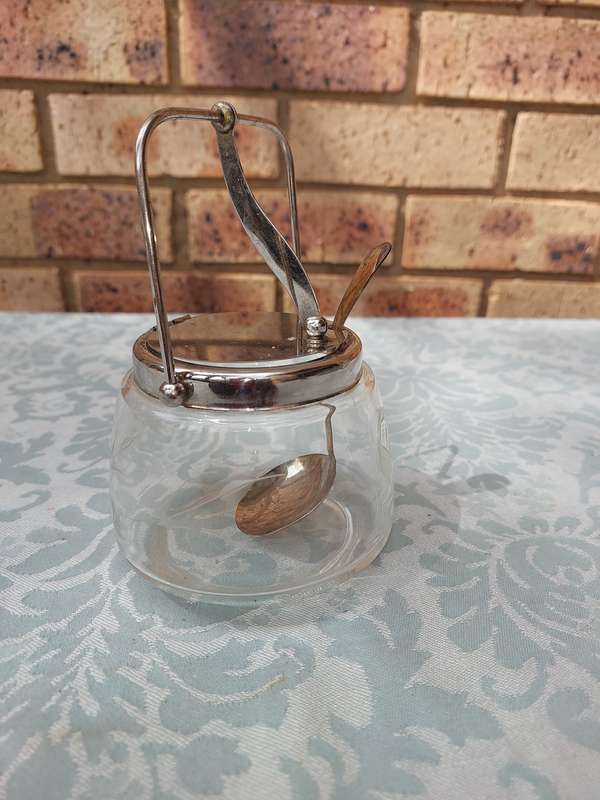 A VINTAGE MACHENICAL SUGAR BOWL WITH A LADEL SOLD AS IS