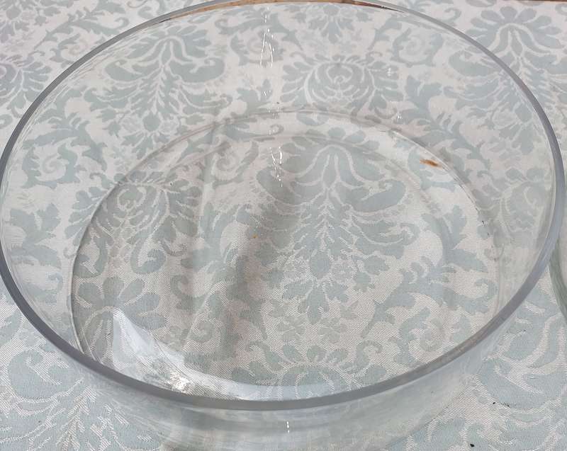 A JOBLOT ART DECOR GLASS SERVING BOWLS SOLD AS IS