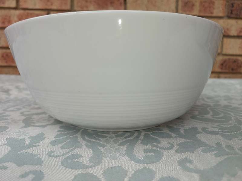 A WHITE PORCELAIN GORDON RAMSEY MIXING BOWL SOLD AS IS