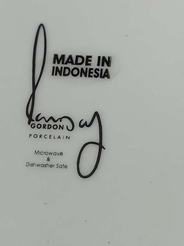 A WHITE PORCELAIN GORDON RAMSEY MIXING BOWL SOLD AS IS