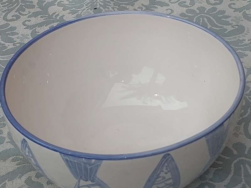 A HAND PAINTED CERAMIC MIXING BOWL SOLD AS IS R150
