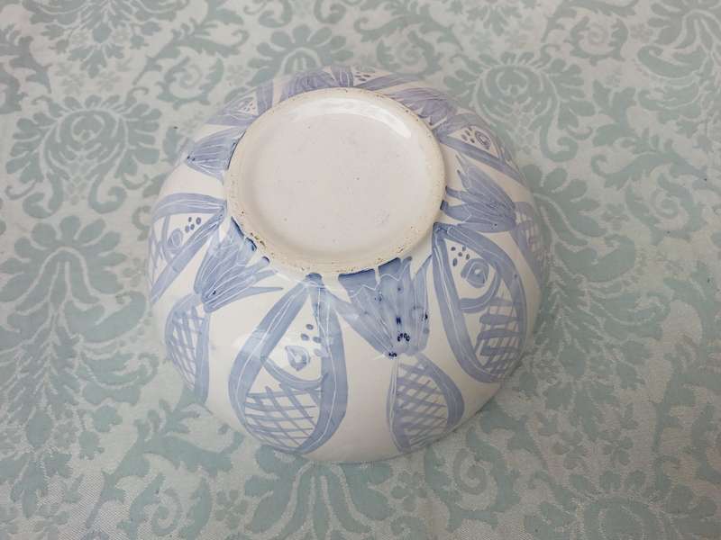 A HAND PAINTED CERAMIC MIXING BOWL SOLD AS IS R150