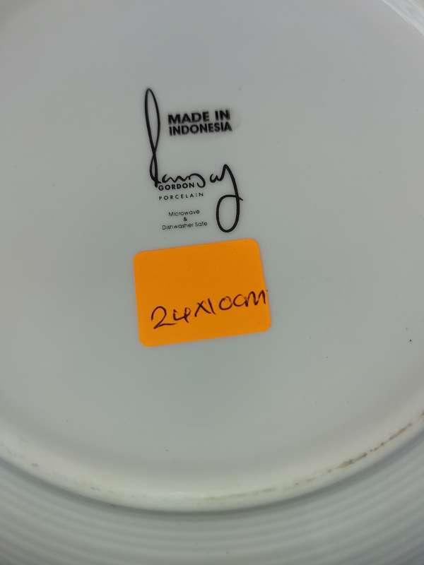 A WHITE PORCELAIN GORDON RAMSEY MIXING BOWL SOLD AS IS