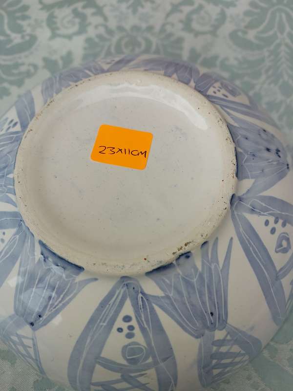 A HAND PAINTED CERAMIC MIXING BOWL SOLD AS IS R150