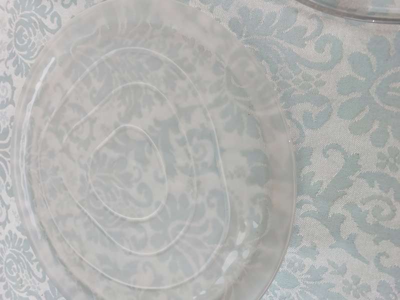 A COLLECTION JOB LOT OF 7  GLASS ART DECOR SERVING PLATTEERS SOLD AS IS
