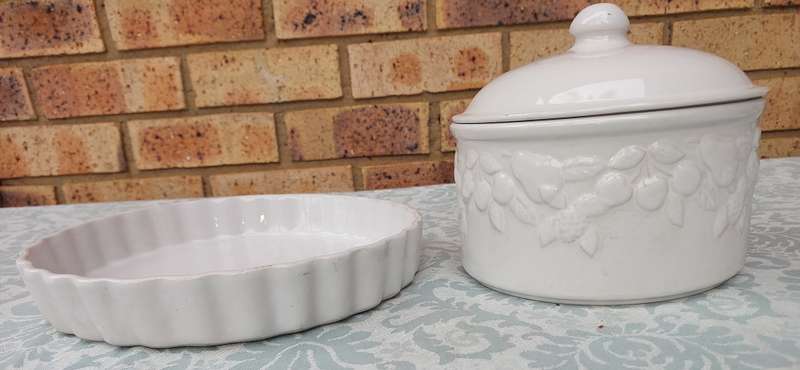 TWO VINTAGE CERAMIC KITCHENALIA CROCKERY SOLD AS IS