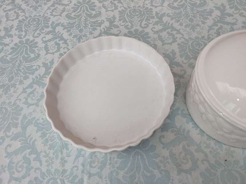 TWO VINTAGE CERAMIC KITCHENALIA CROCKERY SOLD AS IS