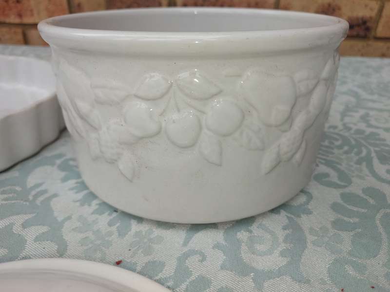 TWO VINTAGE CERAMIC KITCHENALIA CROCKERY SOLD AS IS