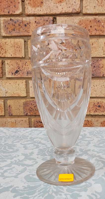 A 29 CENTIMETER TALL GLASS VASE SOLD AS IS