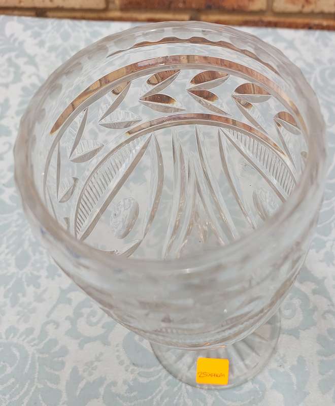 A 29 CENTIMETER TALL GLASS VASE SOLD AS IS