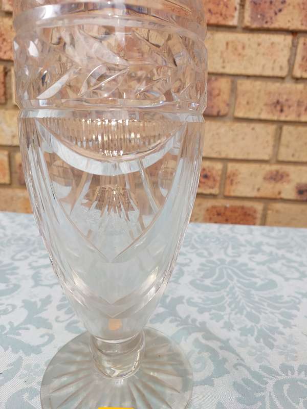 A 29 CENTIMETER TALL GLASS VASE SOLD AS IS