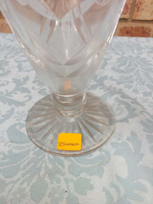 A 29 CENTIMETER TALL GLASS VASE SOLD AS IS