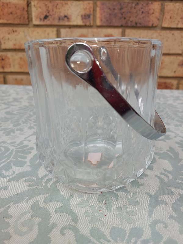 AN ART DECOR GLASS ICE BUCKET WITH STAINLESS STEEL HANDLE SOLD AS IS