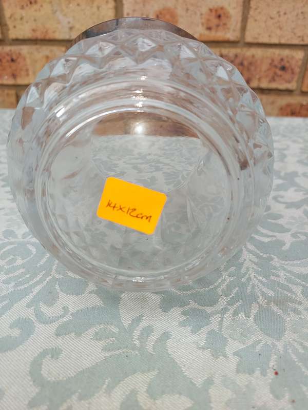 AN ART DECOR GLASS ICE BUCKET WITH STAINLESS STEEL HANDLE SOLD AS IS