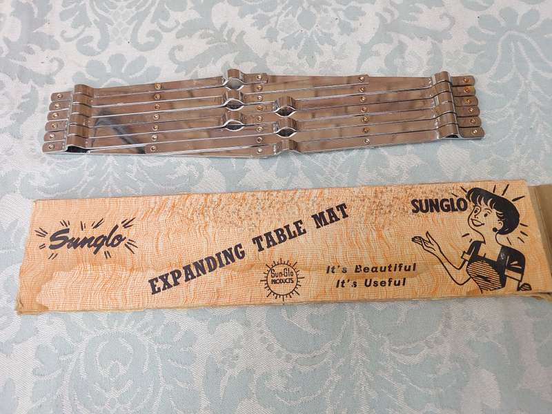A VINTAGE SUNGLO EXPANDING TABLE MATT SOLD AS IS