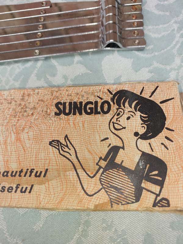 A VINTAGE SUNGLO EXPANDING TABLE MATT SOLD AS IS