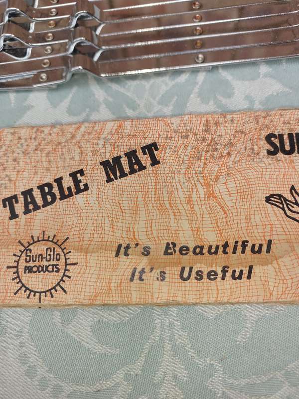 A VINTAGE SUNGLO EXPANDING TABLE MATT SOLD AS IS