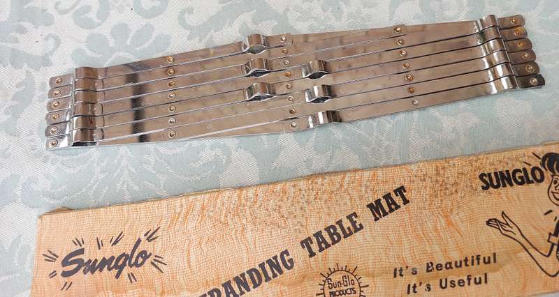 A VINTAGE SUNGLO EXPANDING TABLE MATT SOLD AS IS