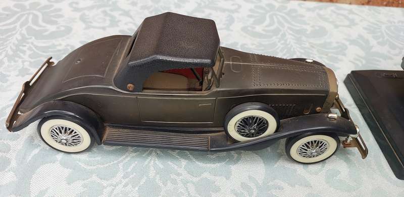 A VINTAGE COLLECTION MODEL CARS SOLD AS IS