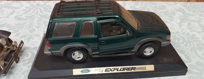 A VINTAGE COLLECTION MODEL CARS SOLD AS IS