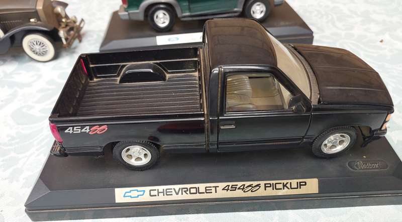 A VINTAGE COLLECTION MODEL CARS SOLD AS IS