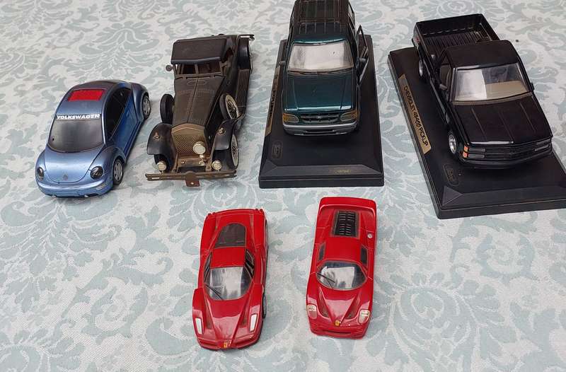A VINTAGE COLLECTION MODEL CARS SOLD AS IS