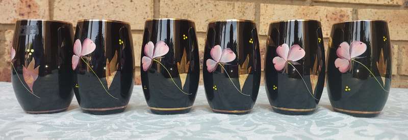 A SET OF SIX HAND MADE MURANO TYPE TUMBLERS SOLD AS IS