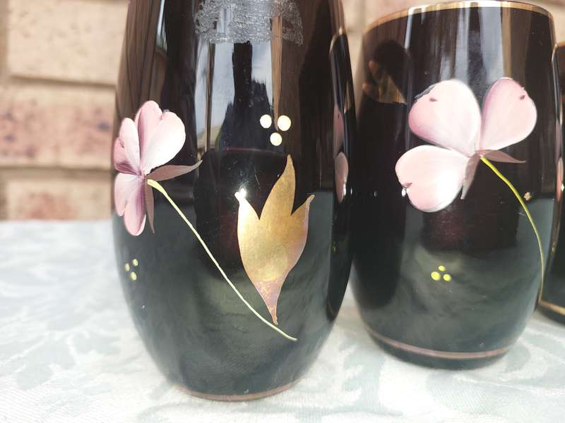 A SET OF SIX HAND MADE MURANO TYPE TUMBLERS SOLD AS IS