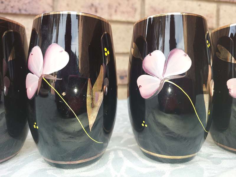 A SET OF SIX HAND MADE MURANO TYPE TUMBLERS SOLD AS IS