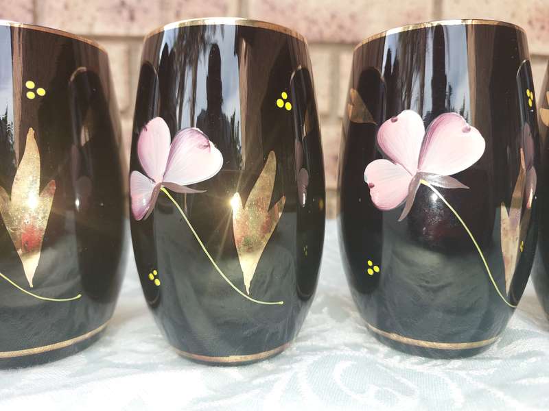 A SET OF SIX HAND MADE MURANO TYPE TUMBLERS SOLD AS IS