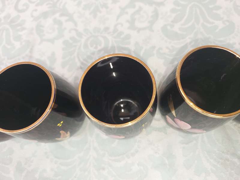 A SET OF SIX HAND MADE MURANO TYPE TUMBLERS SOLD AS IS