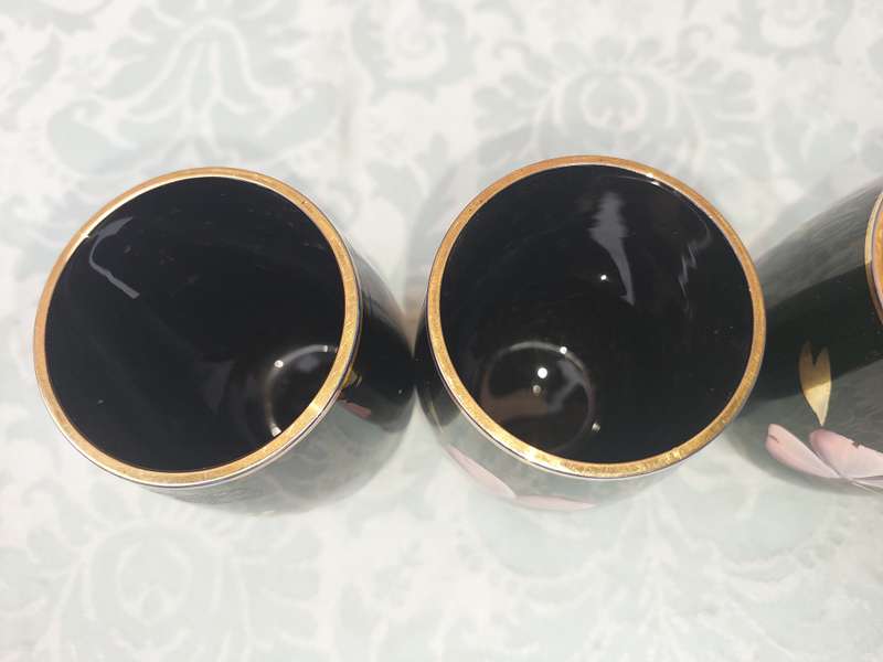A SET OF SIX HAND MADE MURANO TYPE TUMBLERS SOLD AS IS