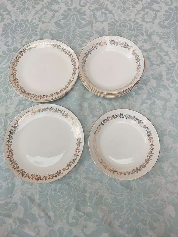 A VINTAGE COLLECTION OF SOUP BOWLS AND SIDE PLATES