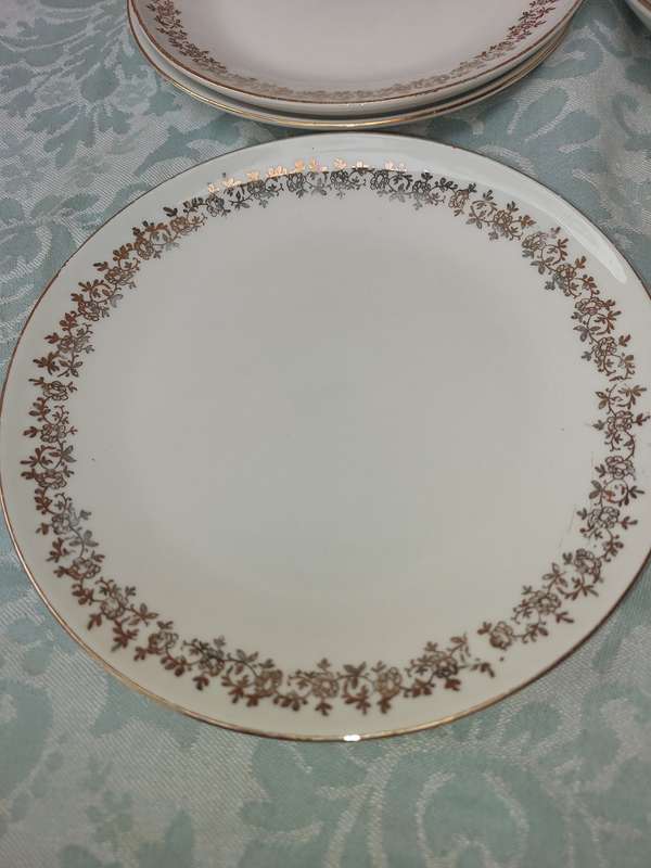 A VINTAGE COLLECTION OF SOUP BOWLS AND SIDE PLATES