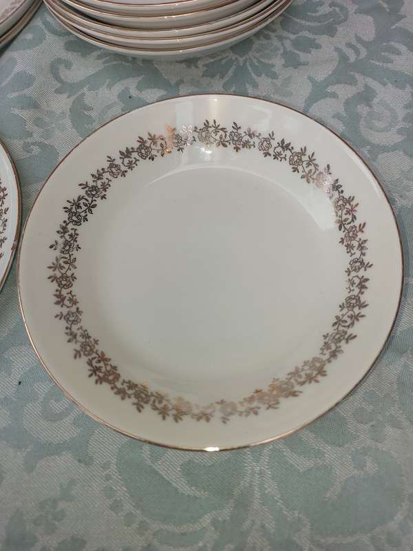 A VINTAGE COLLECTION OF SOUP BOWLS AND SIDE PLATES