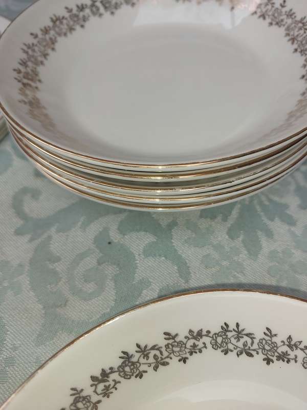 A VINTAGE COLLECTION OF SOUP BOWLS AND SIDE PLATES