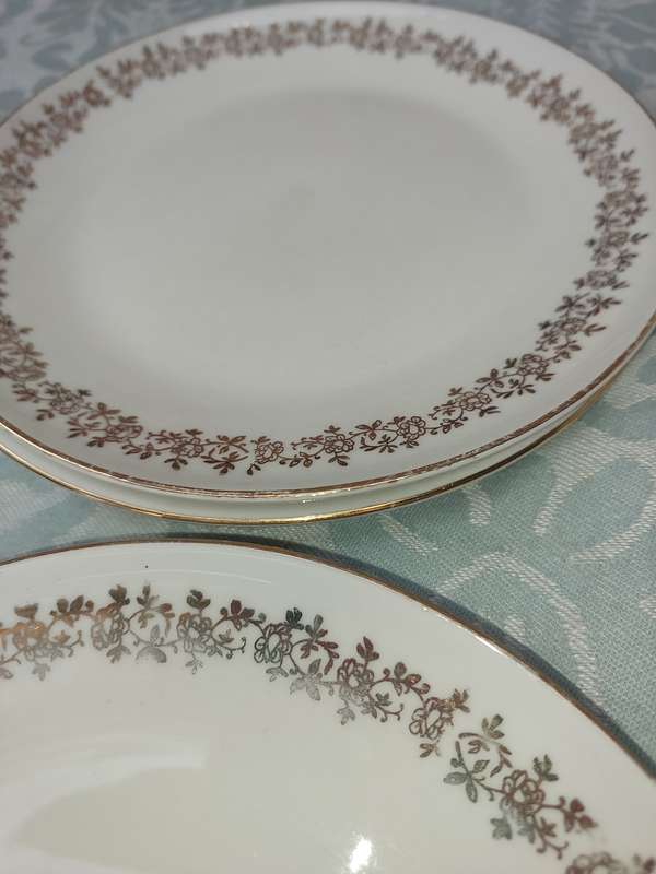 A VINTAGE COLLECTION OF SOUP BOWLS AND SIDE PLATES